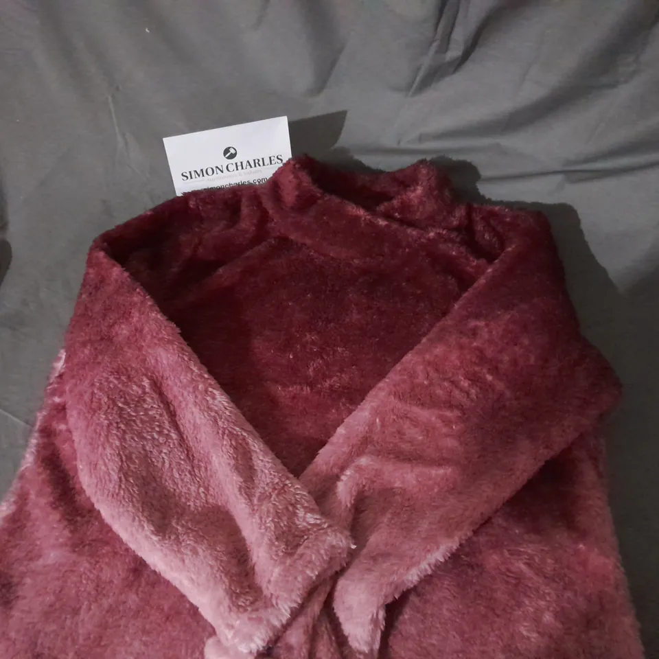 APPROXIMATELY 20 ITEMS OF WOMEN'S CLOTHING TO INCLUDE KNITTED JUMPER SIZE M, D&CO SHERPA TOP SIZE L, D&CO JUMPER SIZE XL