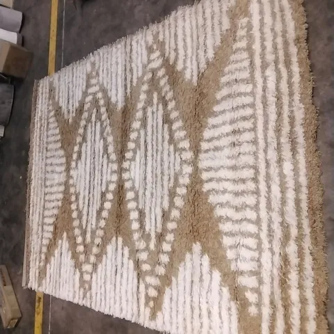 GEOMETRIC SHAG AREA RUG APPROXIMATELY 220X160CM