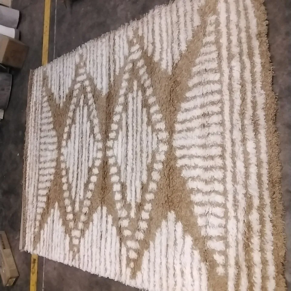 GEOMETRIC SHAG AREA RUG APPROXIMATELY 220X160CM
