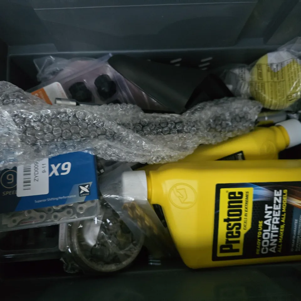 APPROXIMATELY 9 ASSORTED VEHICLE PARTS & ACCESSORIES TO INCLUDE PRESTONE COOLANT ANTIFREEZE, LOCKING WHEEL NUTS, SEATBELT, ETC - COLLECTION ONLY