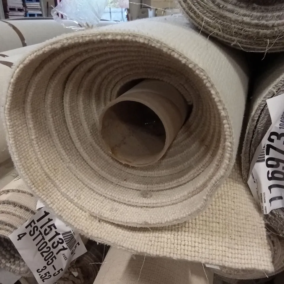 ROLL OF QUALITY PADSTOW MOHAIR STRATA CARPET // APPROX SIZE: 5 X 6.4m
