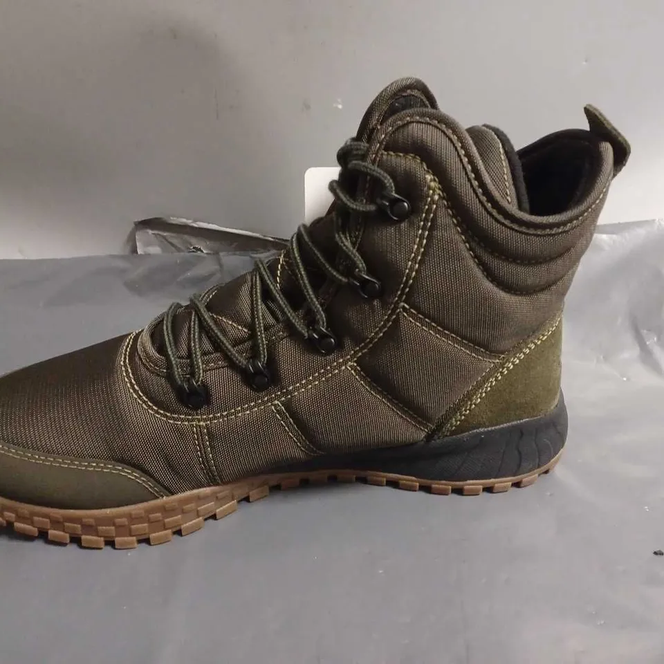 BOXED PAIR OF COLUMBIA MENS FAIRBANK OMNIHEAT BOOTS IN DEEP OLIVE - UK 9