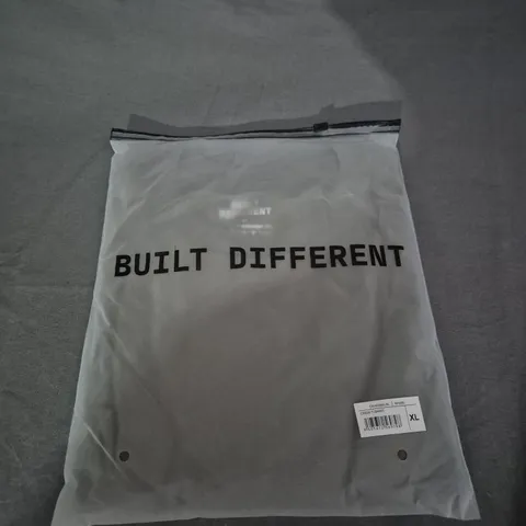 BAGGED BUILT DIFFERENT CREW T-SHIRT SIZE XL