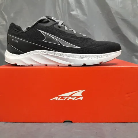 BOXED PAIR OF ALTRA MEN'S RIVERA TRAINERS IN BLACK SIZE UK 9.5