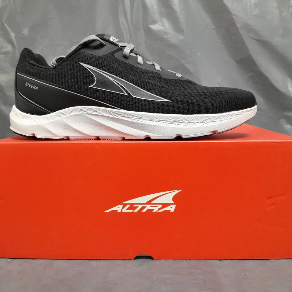 BOXED PAIR OF ALTRA MEN'S RIVERA TRAINERS IN BLACK SIZE UK 9.5