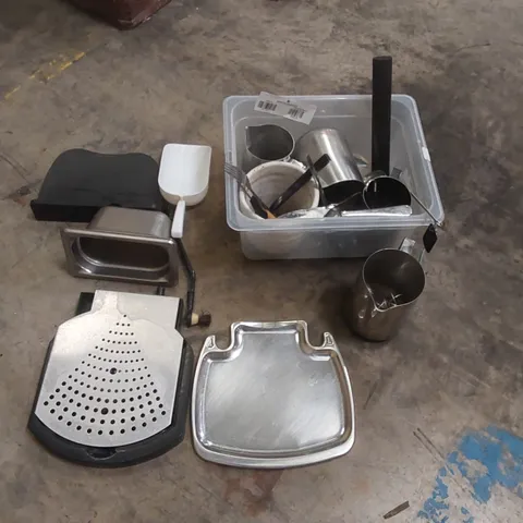 LOT CONTAINING MISCELLANEOUS CATERING ITEMS