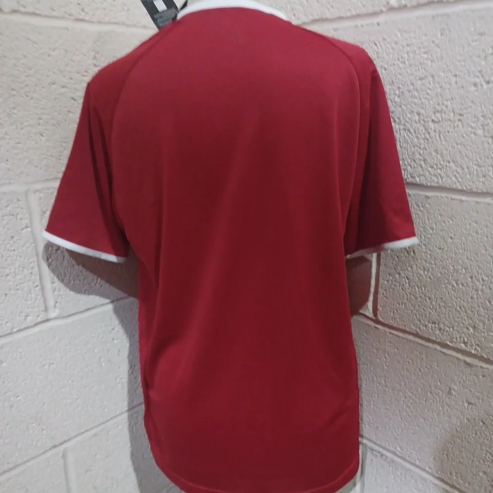 APPROXIMATELY 6 ASSORTED ERREA FOOTBALL TOPS IN VARIOUS SIZES