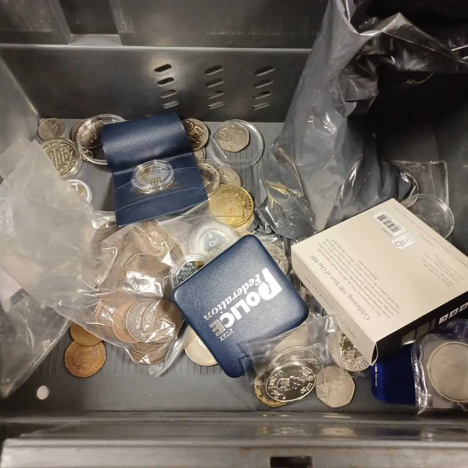 LOT TO CONTAIN APPROX 100 X ASSORTED COMMEMORATIVE COINS, SPORTS MEDALS & COLLECTORS COINS.