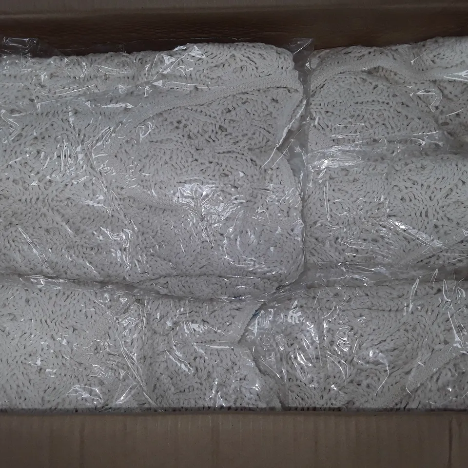 LOT OF APPROXIMATELY 20 CROCHET PULL JUMPERS IN CREAM - SIZE UNSPECIFIED 