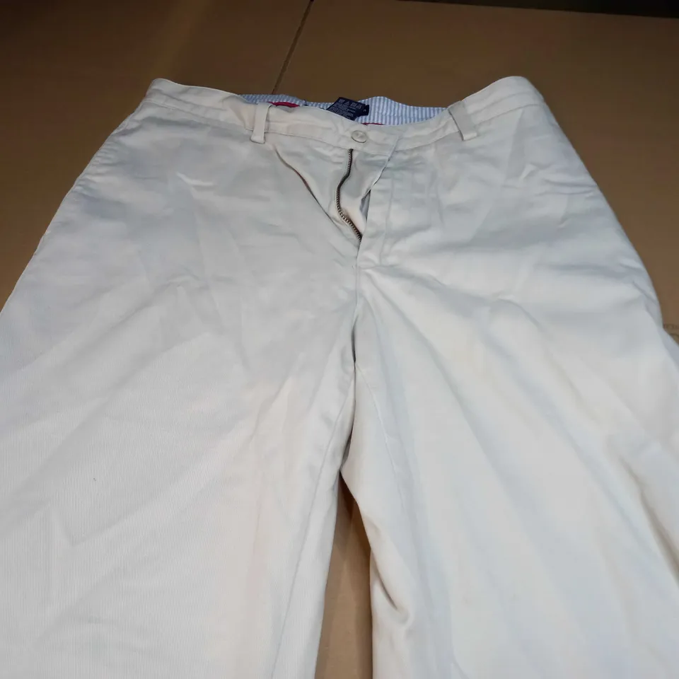 TOMMY HILFIGER CHINOS PANTS IN WHITE - 32/30