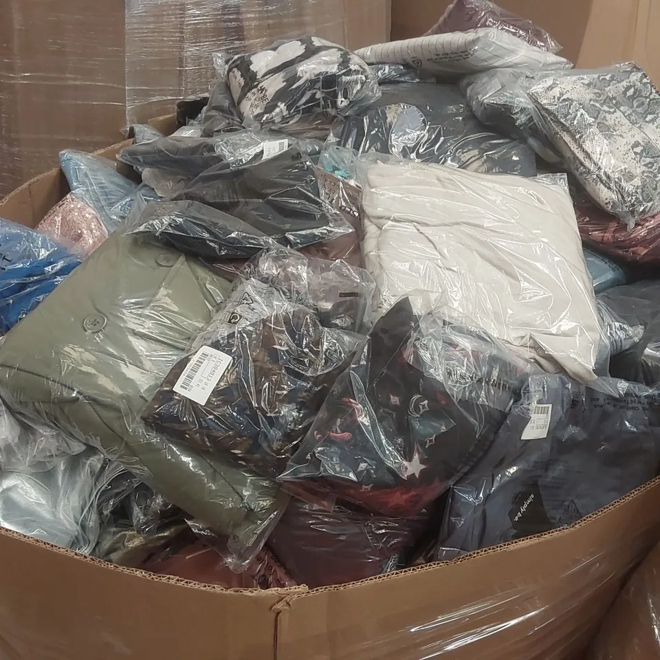 PALLET CONTAINING APPROXIMATELY 700x ASSORTED BRAND NEW DESIGNER CLOTHING ITEMS