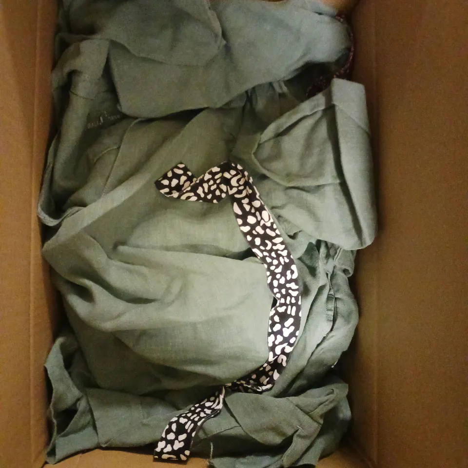 BOX OF APPROXIMATELY 10 ASSORTED CLOTHING AND FASHION ITEMS IN VARIOUS STYLES, SIZES, AND COLOURS / COLLECTION ONLY 