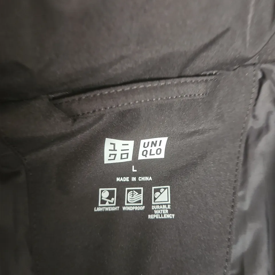 UNIQLO LIGHTWEIGHT WINDPROOF JACKET – MEN'S, BLACK, SIZE L (VERIFY MODEL)