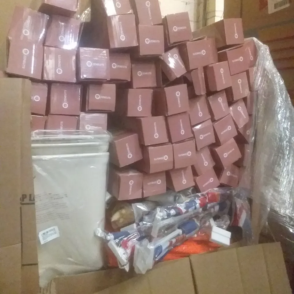 PALLET OF ASSORTED ITEMS INCLUDING CAR FLAGS, WASHING BASKETS, PAMPASS GRASS DECOR