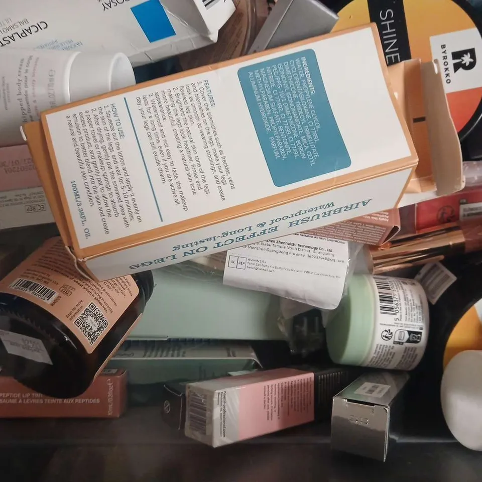 APPROXIMATELY 15 ASSORTED COSMETIC ITEMS TO INCLUDE HAIR VEDA, GRUM, ETC - COLLECTION ONLY