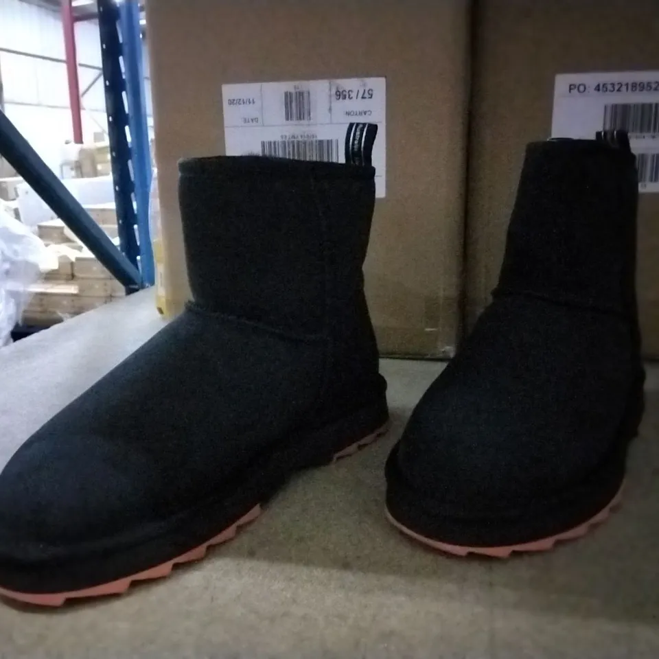 BOXED UNISEX EMU AUSTRALIA SHARKY MINI ,BLACK , SIZE UK 7 , 4 PAIRS 