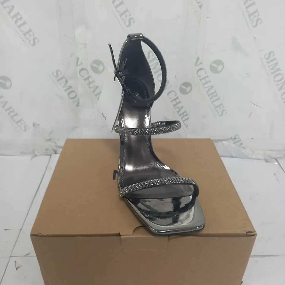 BOXED PAIR OF MNG SILVER SANDALS SIZE 4