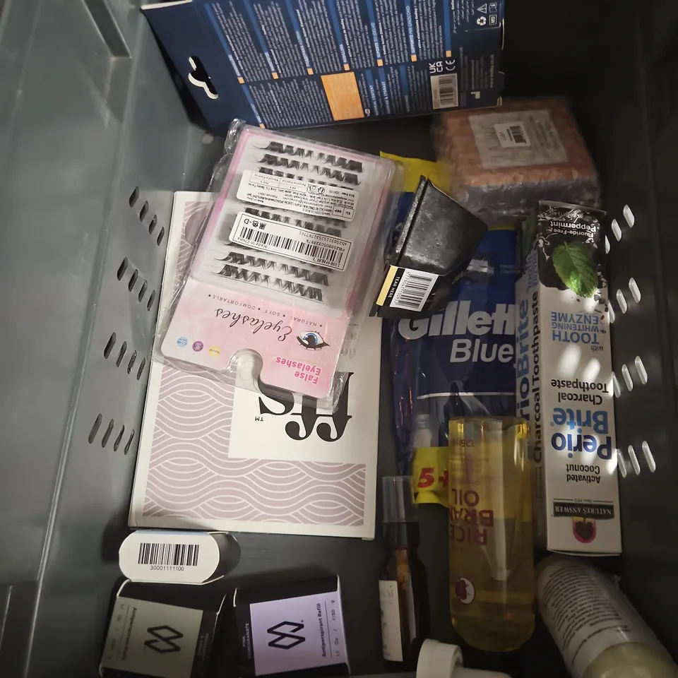 APPROXIMATEY 20 ASSORTED HEALTH AND BEAUTY PRODUCTS TO INCLUDE - HISMILE TEETH WHITENING STRIPS - THE BEUTY CROP PEPTIDE CALM LIP TRIO - CERAVE MOISTURISING CREAM - ETC
