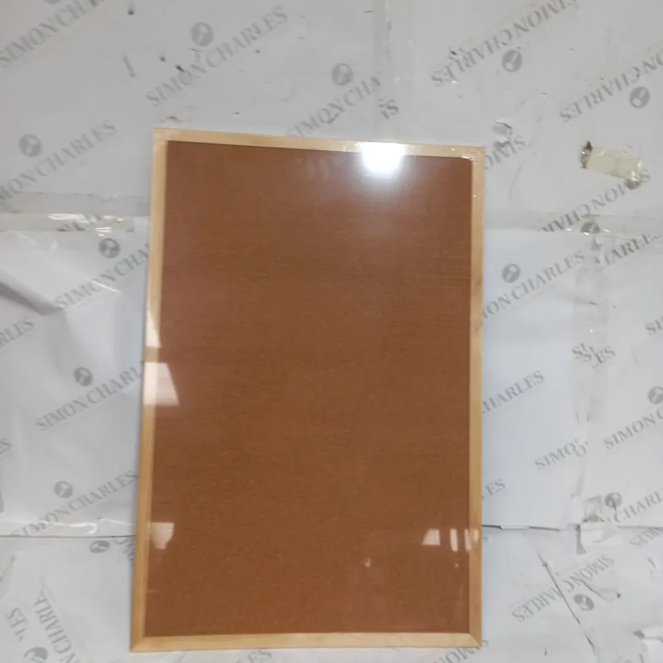 BOX OF ASSORTED HOUSEHOLD ITEMS TO INCLUDE CHOPPING BOARD, SINK ORGANISER, DOG BED ETC 