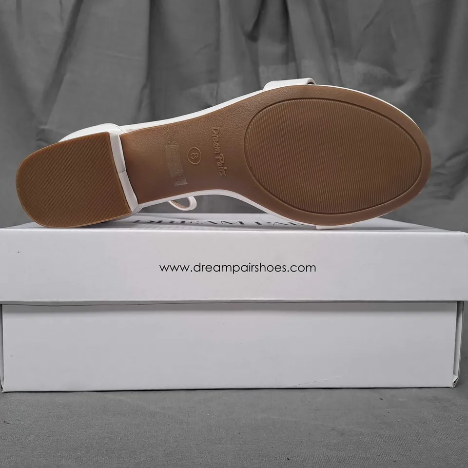 BOXED PAIR OF DREAM PAIRS OPEN TOE BLOCK HEEL SANDALS IN WHITE SIZE 8