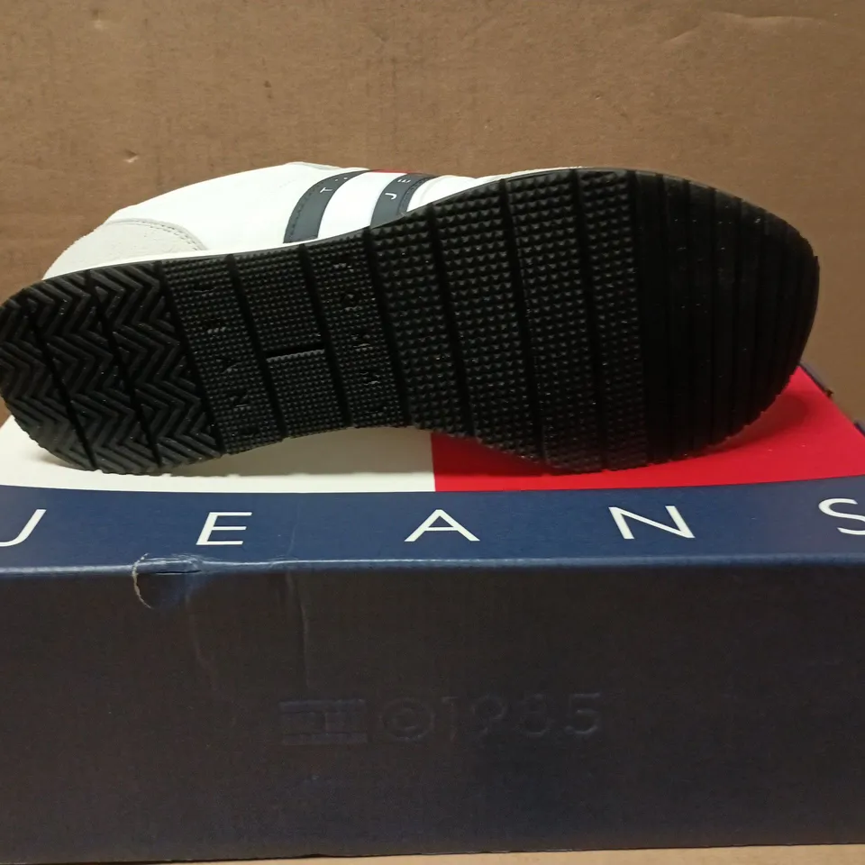 TOMMY JEANS WHITE TRAINERS SIZE EU 44