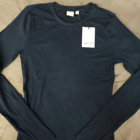 ARITZIA LONG SLEEVE CREW-NECK TOP IN NAVY SIZE MEDIUM