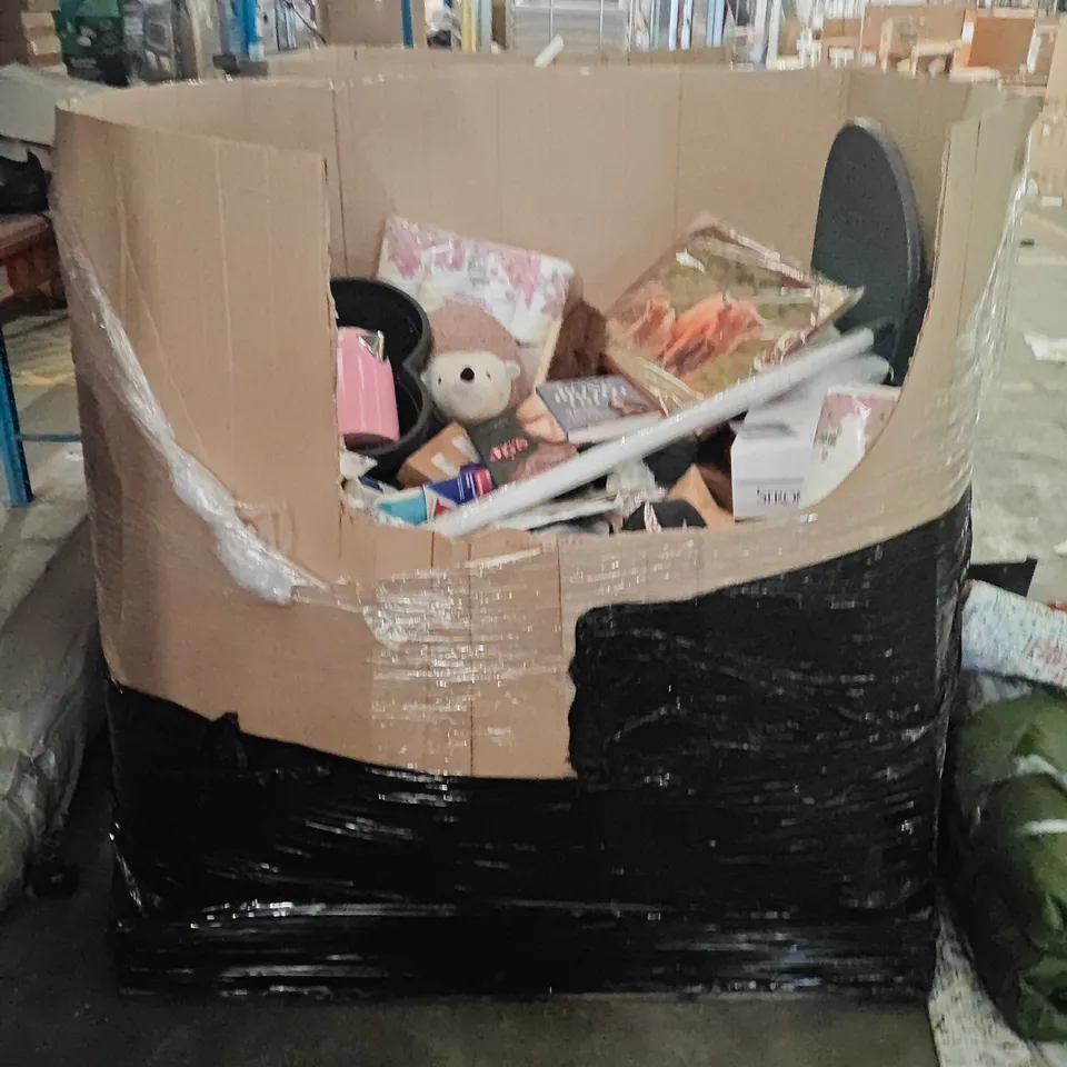PALLET OF ASSORTED HOUSEHOLD ITEMS TO INCLUDE 3-SECTION PLANTERS, ARTIFICIAL FLOWERS, YAK WALL ART AND TISSUE MULTI-PACKS