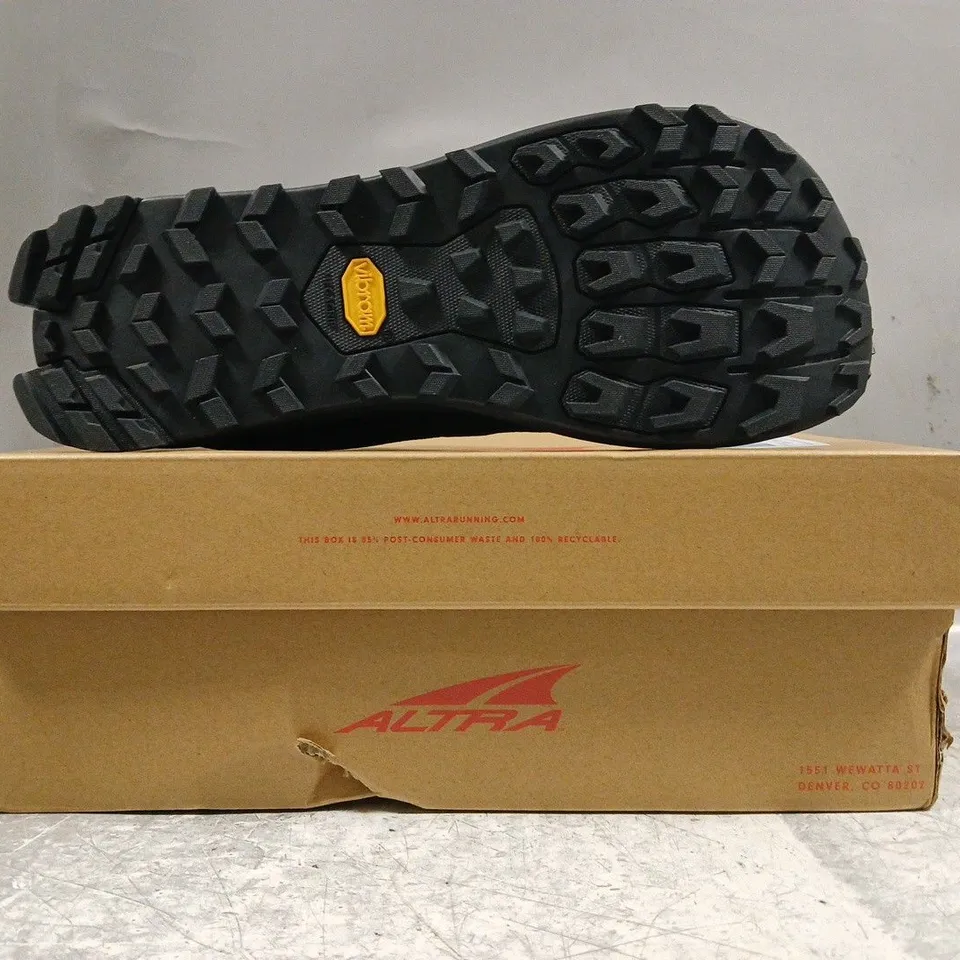 BOXED PAIR OF ALTRA MEN'S LONE PEAK SHOES IN BLACK SIZE UK 9