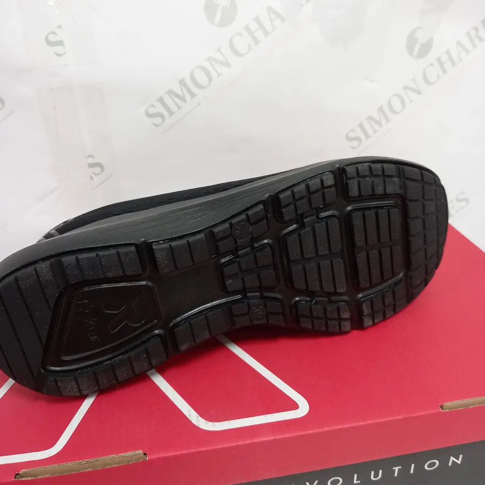 BOXED REEBOK BLACK BREATHABLE TRAINERS - SIZE 7