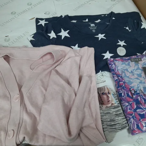 BOX OF APPROXIMATELY 25 ASSORTED CLOTHING ITEMS TO INCUDE - JACKET, T-SHIRTS , , SOCKS, ETC