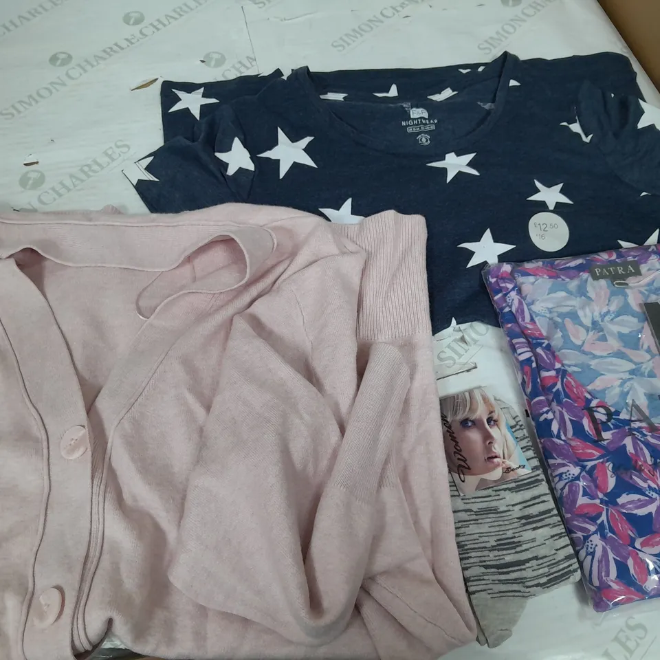 BOX OF APPROXIMATELY 25 ASSORTED CLOTHING ITEMS TO INCUDE -  JACKET, T-SHIRTS  , , SOCKS, ETC