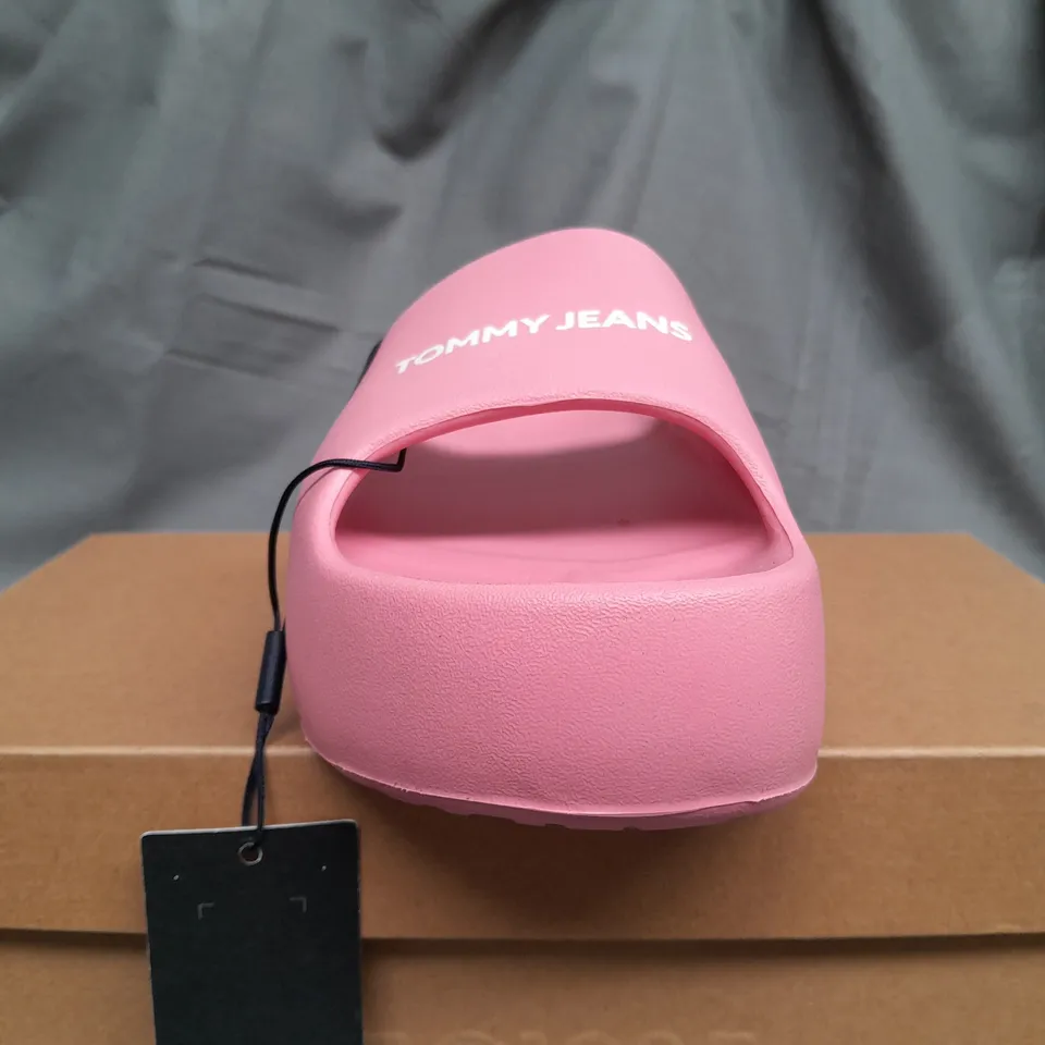BOXED TOMMY JEANS TJW CHUNKY FLATFORM SLIDE IN PINK - SIZE 39/40