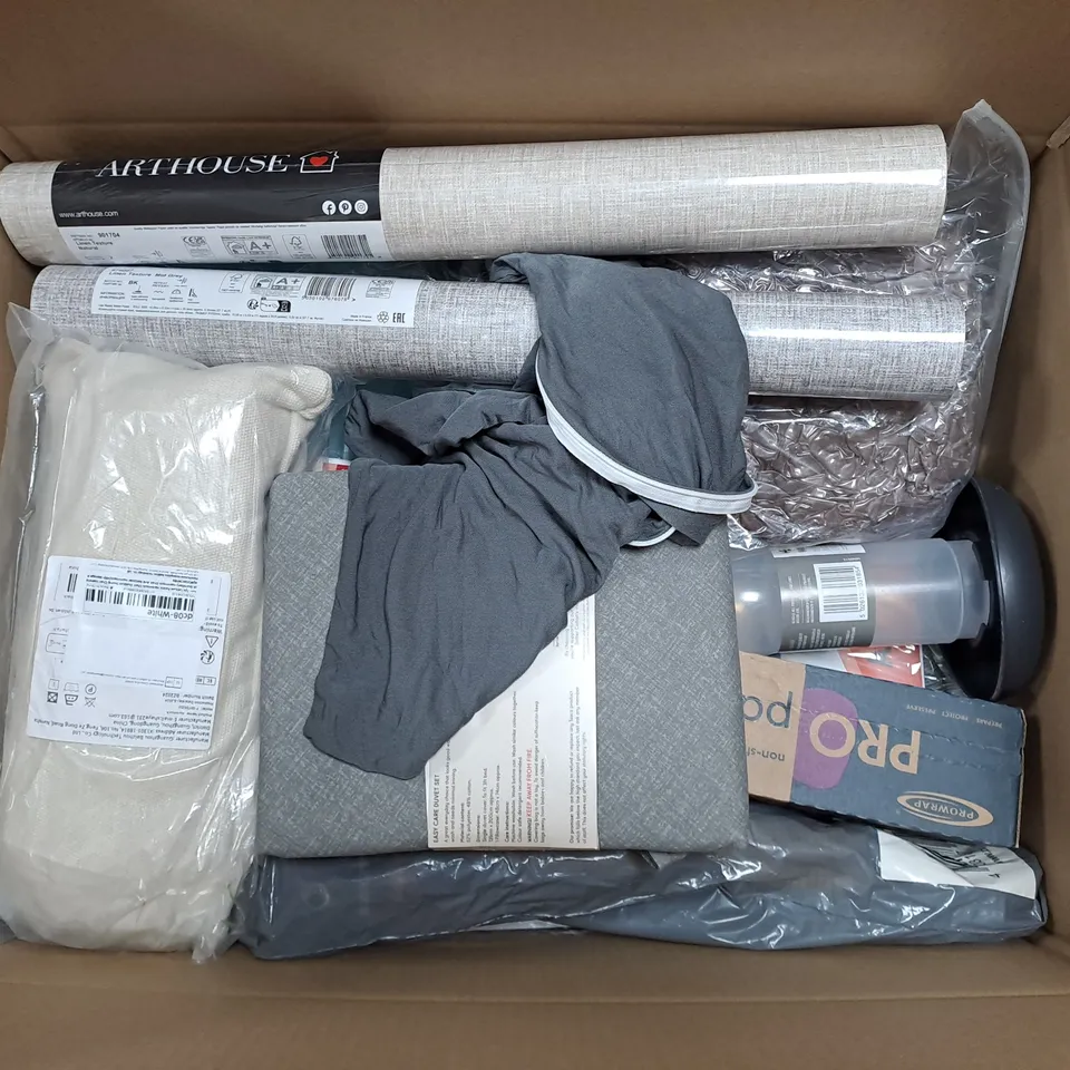 APPROXIMATELY 20 ASSORTED HOUSEHOLD ITEMS TO INCLUDE WALLPAPER, PRO PARCHMENT BAKING PAPER, SINGLE DUVET SET, ETC