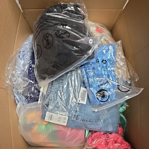 APPROXIMATELY 30 ASSORTED CLOTHING ITEMS IN VARIOUS SIZES, STYLES & COLOURS - COLLECTION ONLY