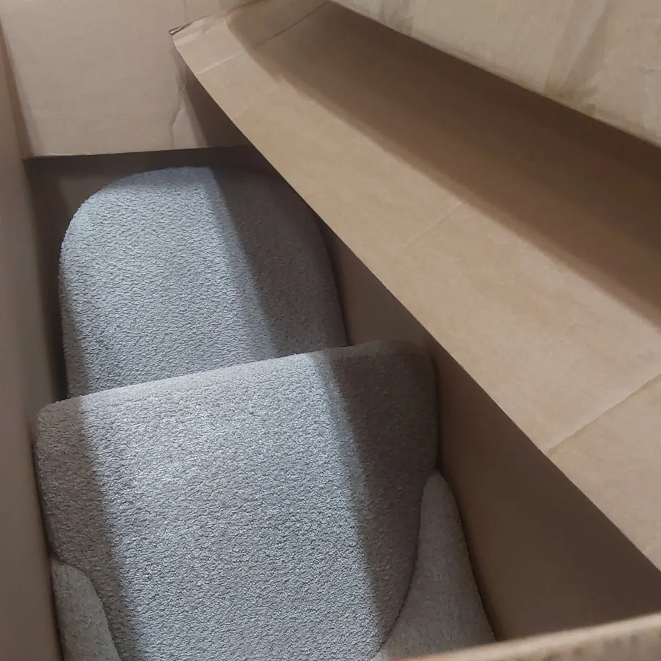 PALLET CONTAINING A LARGE QUANTITY OF ASSORTED CHAIR PARTS