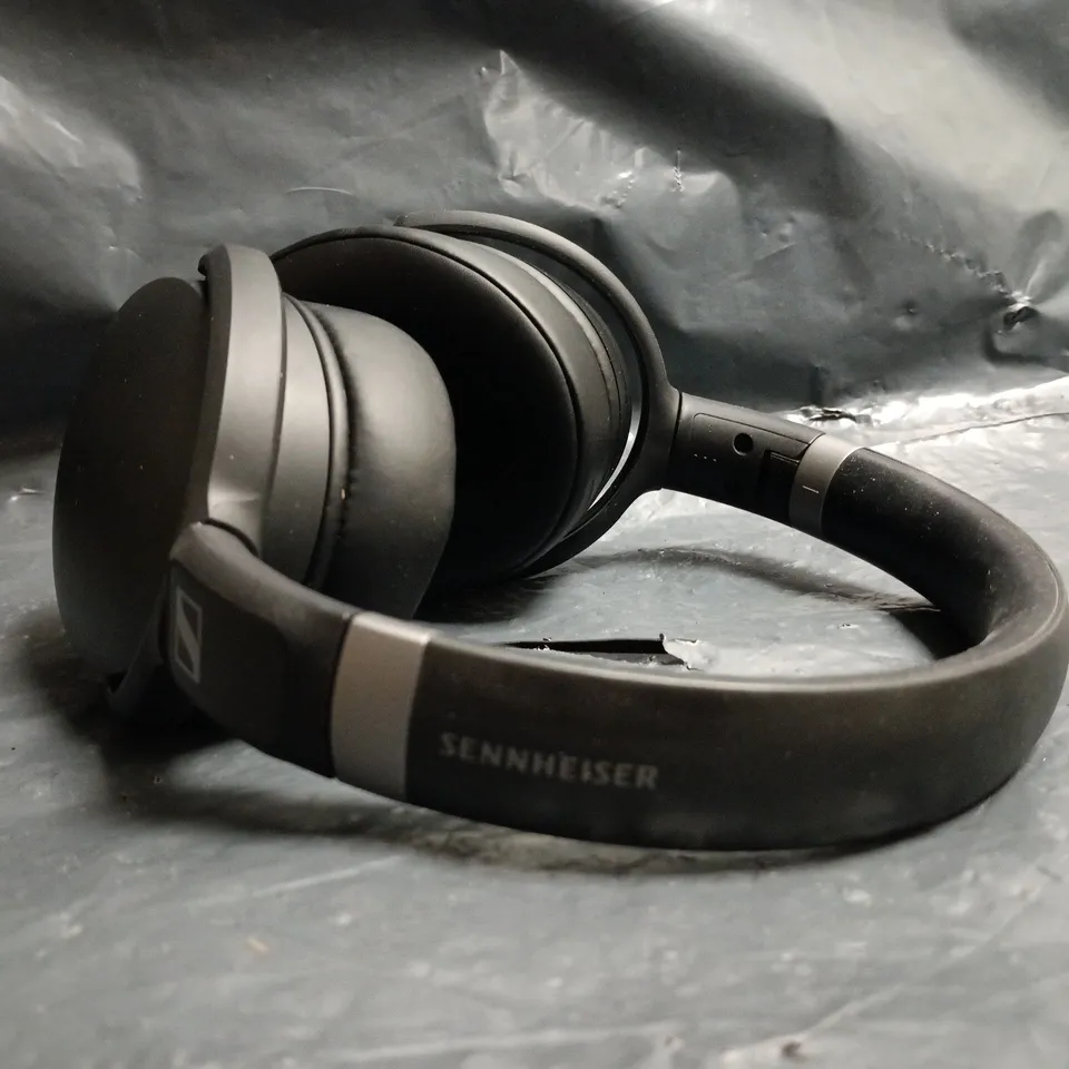 SENNHEISER HD 450 SE WIRELESS OVER-EAR HEADPHONES IN BLACK