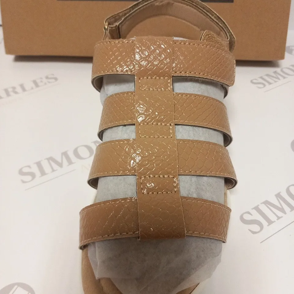 BOXED PAIR OF CUSHION WALK ONE TOUCH CLOSE SANDALS IN TAN - SIZE 5