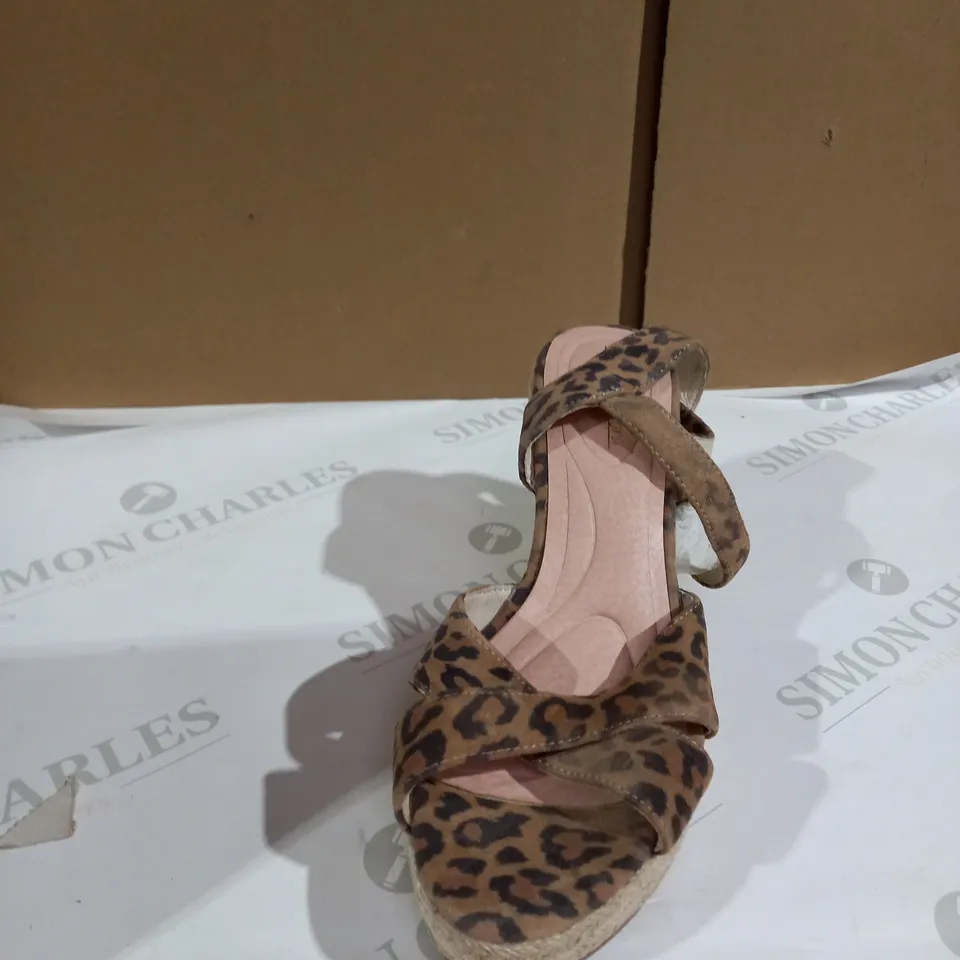 LEOPARD PRINT STYLE WEDGE SANDAL SIZE 5 