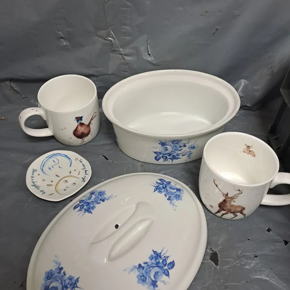 APPROXIMATELY 8 ASSORTED HOUSEHOLD ITEMS TO INCLUDE MUGS, CANDLE HOLDER, COASTER ETC 