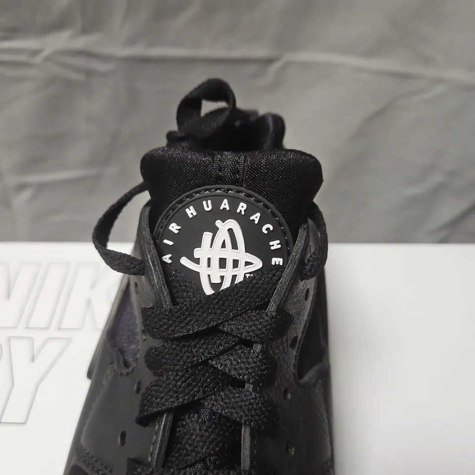 NIKE AIR HUARACHE BLACK SNEAKERS – BOXED - UK 4