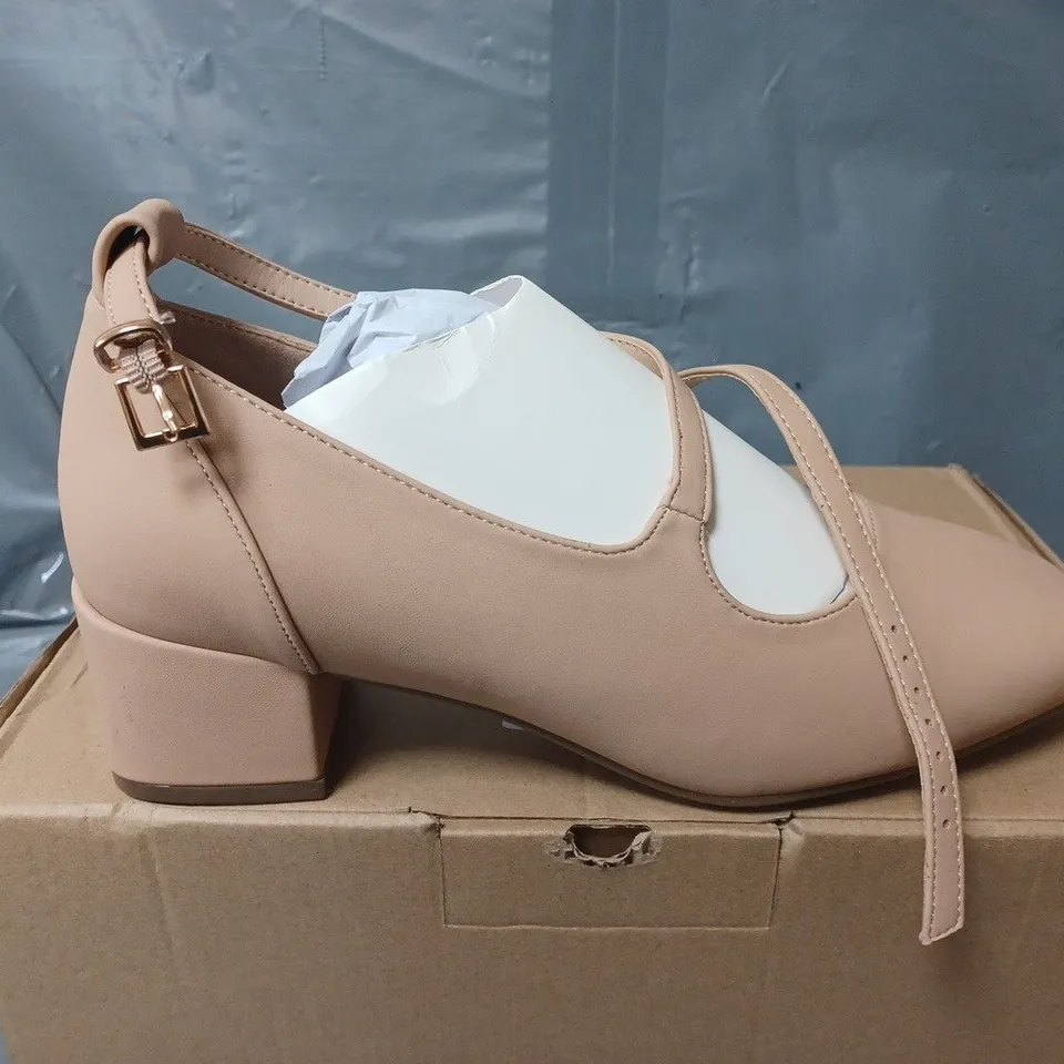 BOXED PAIR OF JD WILLIAMS HEELED BUCKLE SHOES IN CAMEL - UK 6 EX WIDE