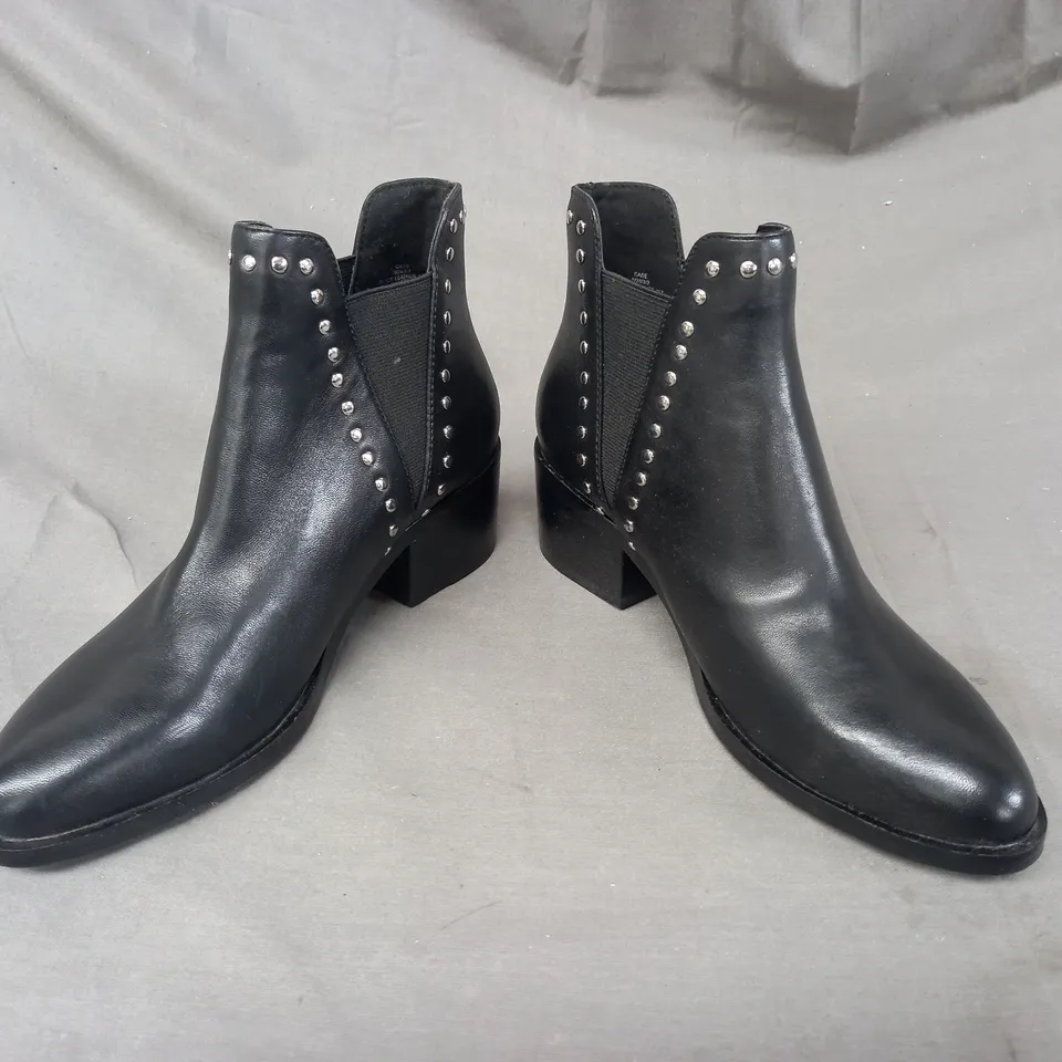 PAIR OF STEVE MADDEN CADE LEATHER ANKLE BOOTS IN BLACK EU SIZE 36