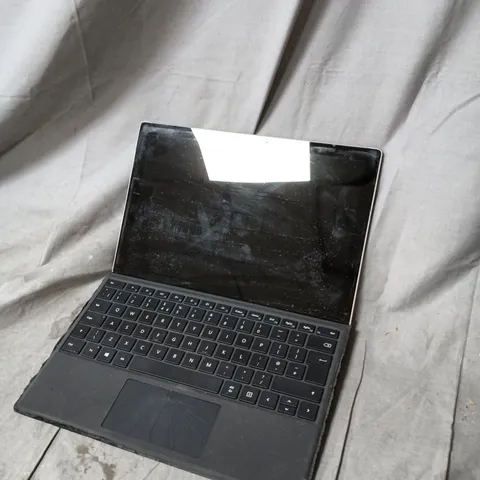 MICROSOFT SURFACE PRO 5 TABLET WITH KEYBOARD – SILVER (VERIFY MODEL) - CRACKED SCREEN