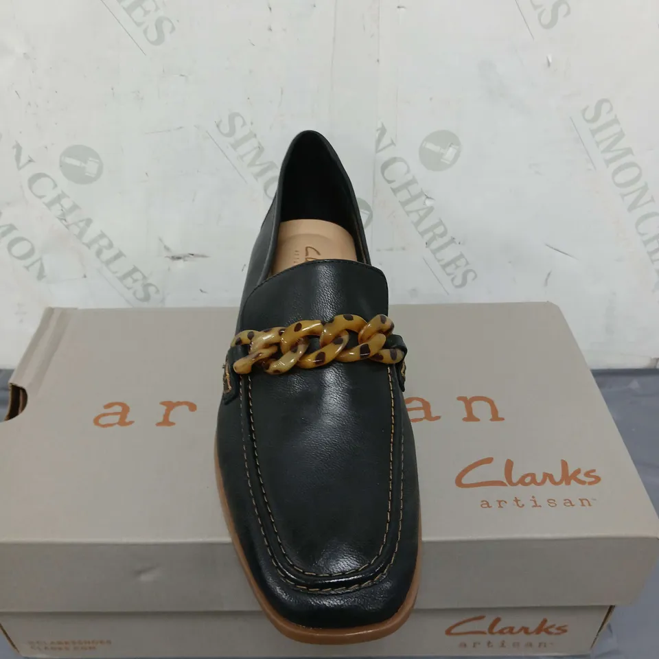 BOXED PAIR OF ARTISAN CLARKS SARAFYNS IRIS SHOES SIZE 5