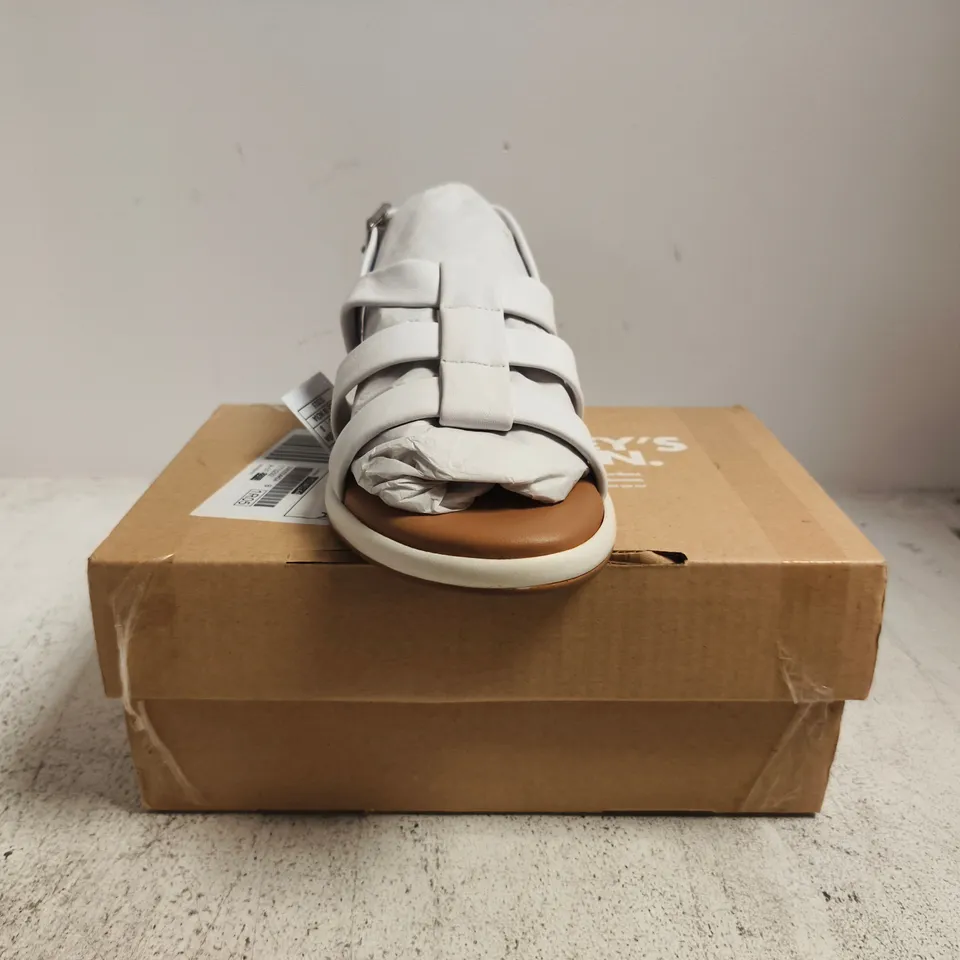 BOXED PAIR OF HEAVENLY SOLES BY JD WILLIAMS OPEN TOE SANDALS IN WHITE SIZE UK 6