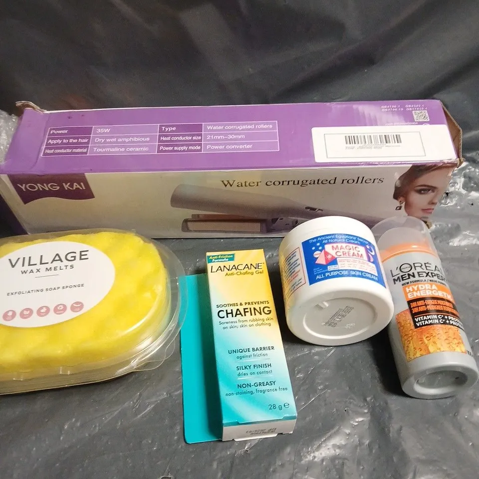 APPROXIMATELY 15 ASSORTED HEALTH & BEAUTY PRODUCTS TO INCLUDE EXFOLIATING SPONGE, MAGIC CREAM, L'OREAL MOISTURISER ETC 