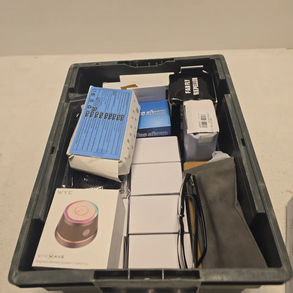 TOTE OF APPROXIMATELY 15 ASSORTED ITEMS TO INCLUDE: ULTRASONIC DERMA PLANE RAZOR