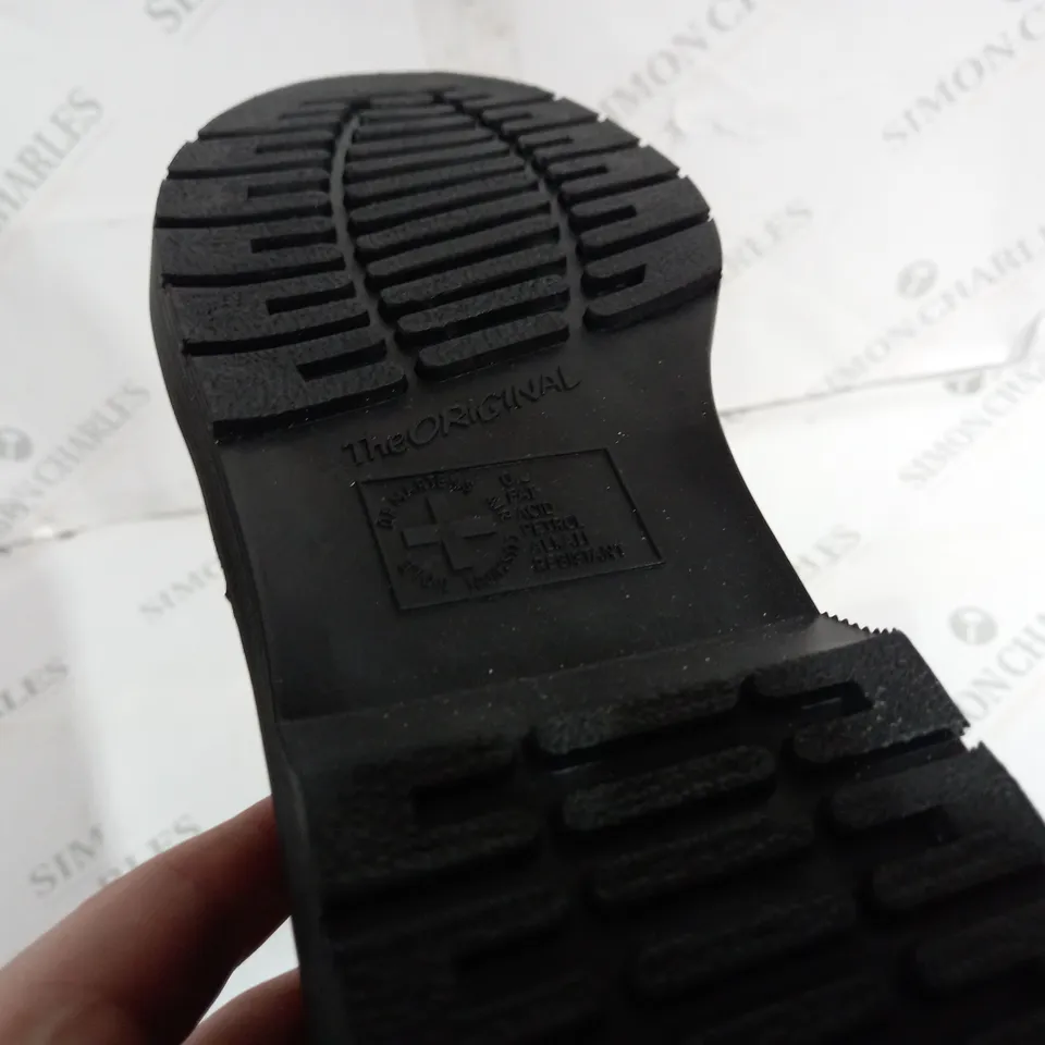 PAIR OF DR MARTENS SIZE 9 BLACK SHOES