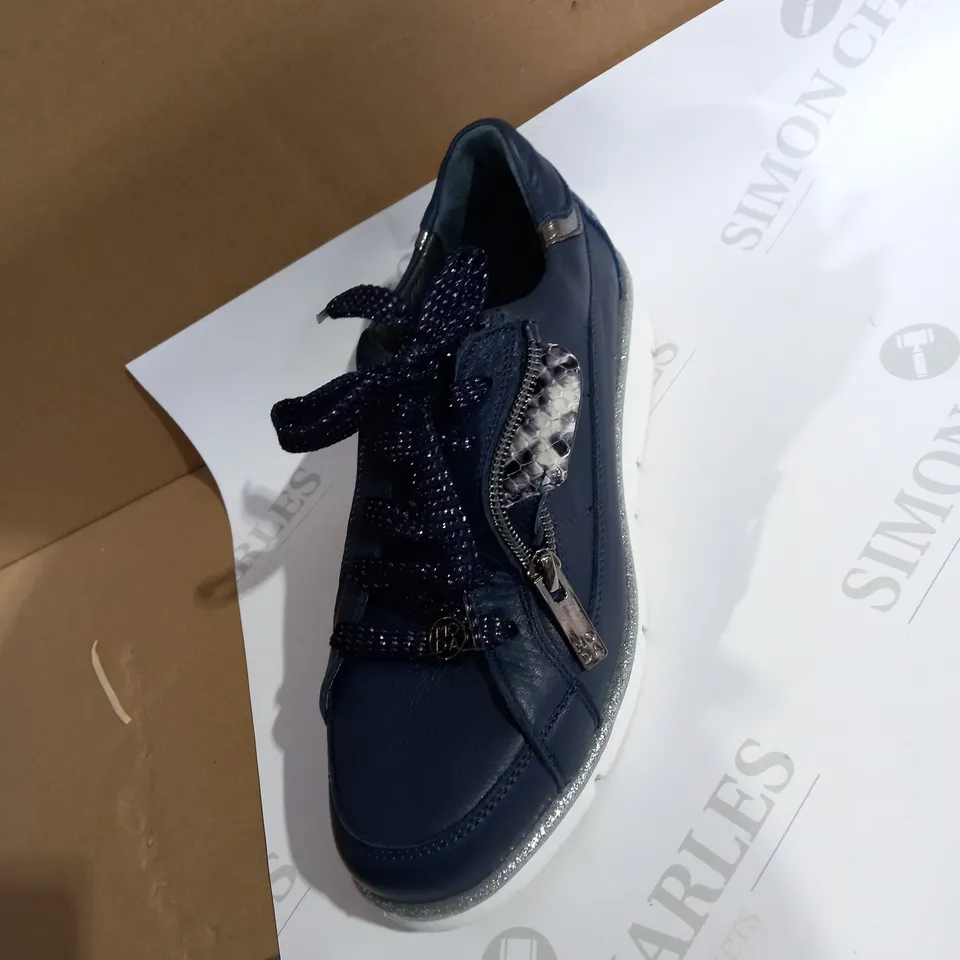 MODA NAVY TRAINERS SIZE 4 