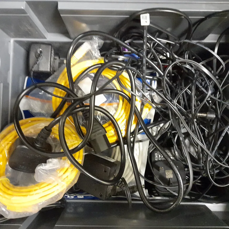 BOX OF APPROX 20 ASSORTED CABLES AND WIRES INCLUDING DUALIT KETTLE BASE